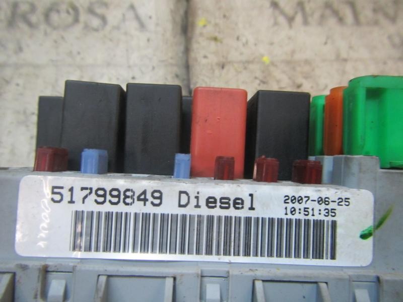 Recambio de caja reles / fusibles para fiat linea (110) dynamic referencia OEM IAM 51815360  