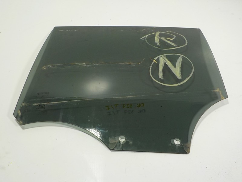 Recambio de cristal puerta trasero izquierdo para peugeot 208 (p2) 1.2 puretech referencia OEM IAM 9823170480  