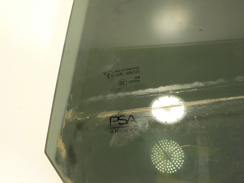 Recambio de cristal puerta trasero izquierdo para peugeot 208 (p2) 1.2 puretech referencia OEM IAM 9823170480  