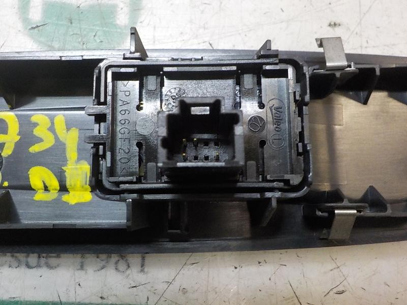 Recambio de mando elevalunas delantero derecho para renault megane iii coupe 1.5 dci diesel referencia OEM IAM 809600750R  