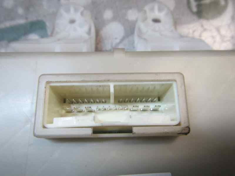 Recambio de caja reles / fusibles para toyota auris 1.4 turbodiesel cat referencia OEM IAM 8273002K30 8273002J70 