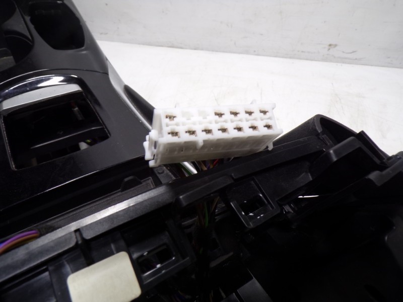 Recambio de apoyabrazos central para infiniti q30 1.6 16v cat referencia OEM IAM 96910HW26C 284H33ZD2A 