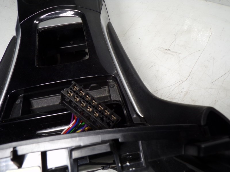 Recambio de apoyabrazos central para infiniti q30 1.6 16v cat referencia OEM IAM 96910HW26C 284H33ZD2A 