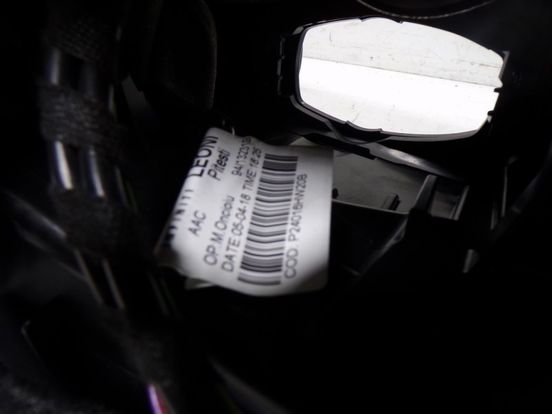 Recambio de apoyabrazos central para infiniti q30 1.6 16v cat referencia OEM IAM 96910HW26C 284H33ZD2A 