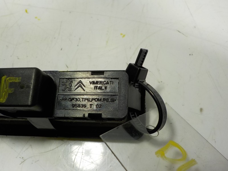 Recambio de maneta porton para peugeot 208 1.6 blue-hdi fap referencia OEM IAM 9676028380 95835 