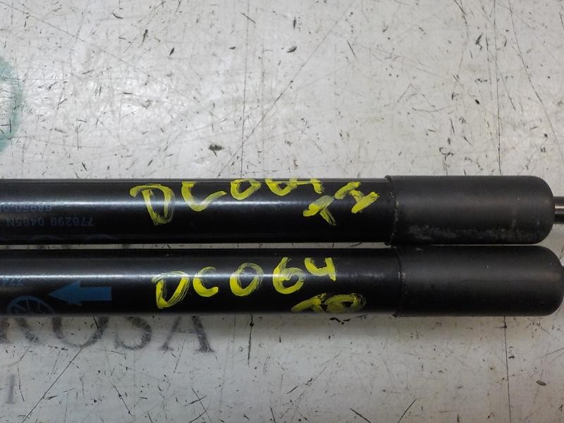 Recambio de amortiguadores maletero / porton para toyota yaris referencia OEM IAM 689500D200  