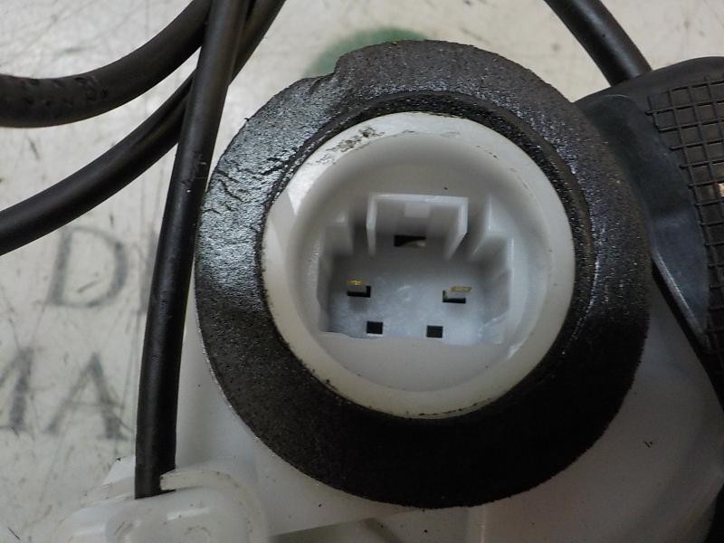 Recambio de cerradura puerta trasera derecha para toyota yaris referencia OEM IAM 690500D310  