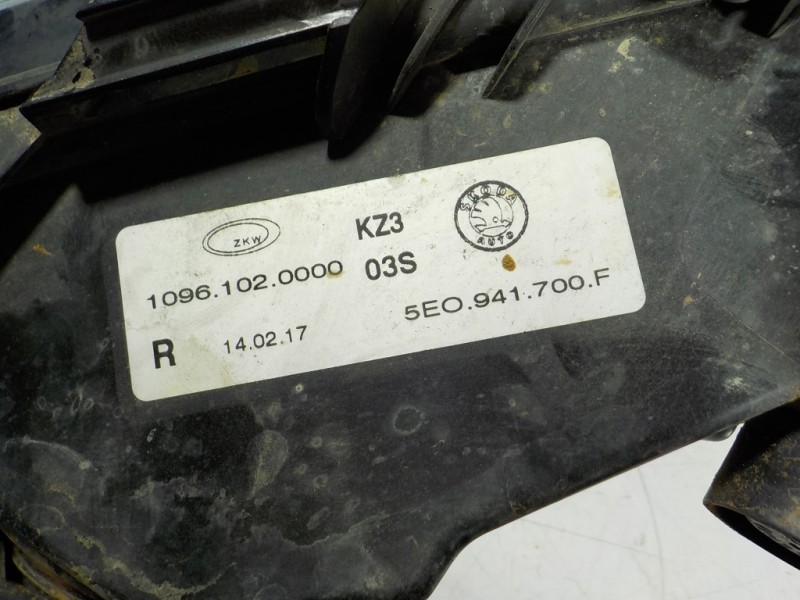 Recambio de faro antiniebla derecho para skoda octavia combi (5e5) 1.6 tdi dpf referencia OEM IAM 5E0941700F  
