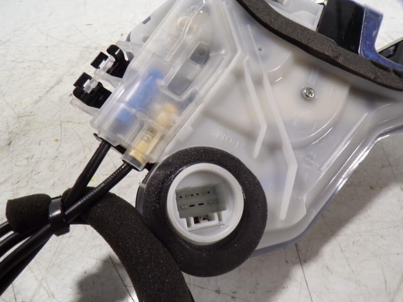 Recambio de cerradura puerta trasera izquierda para toyota rav4 hybrid 4x2 advance referencia OEM IAM 6906048060 10331143 103311