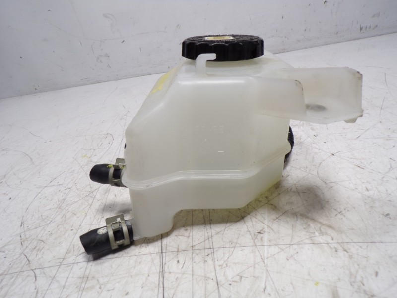 Recambio de deposito servo para toyota rav4 hybrid 4x2 advance referencia OEM IAM 4722042140  