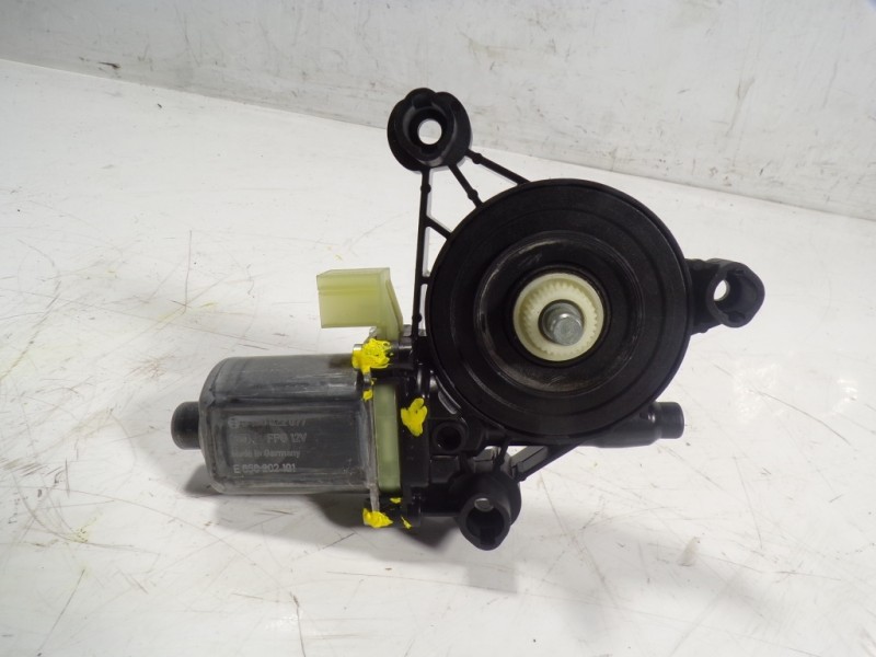 Recambio de motor elevalunas delantero derecho para volkswagen tiguan advance bmt referencia OEM IAM 5Q0959801C 5Q02959801C 