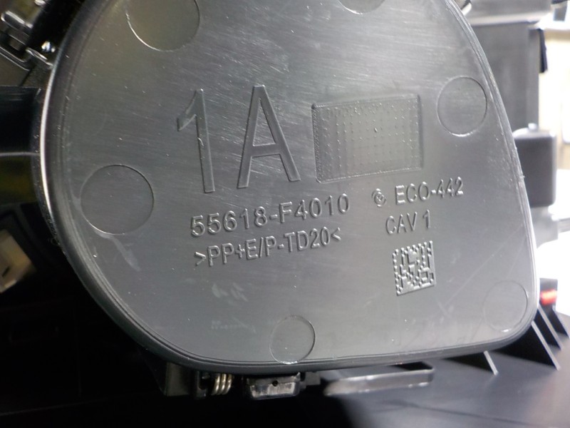 Recambio de apoyabrazos central para toyota c-hr hybrid dynamic referencia OEM IAM 58905F4010J1  58812F4010