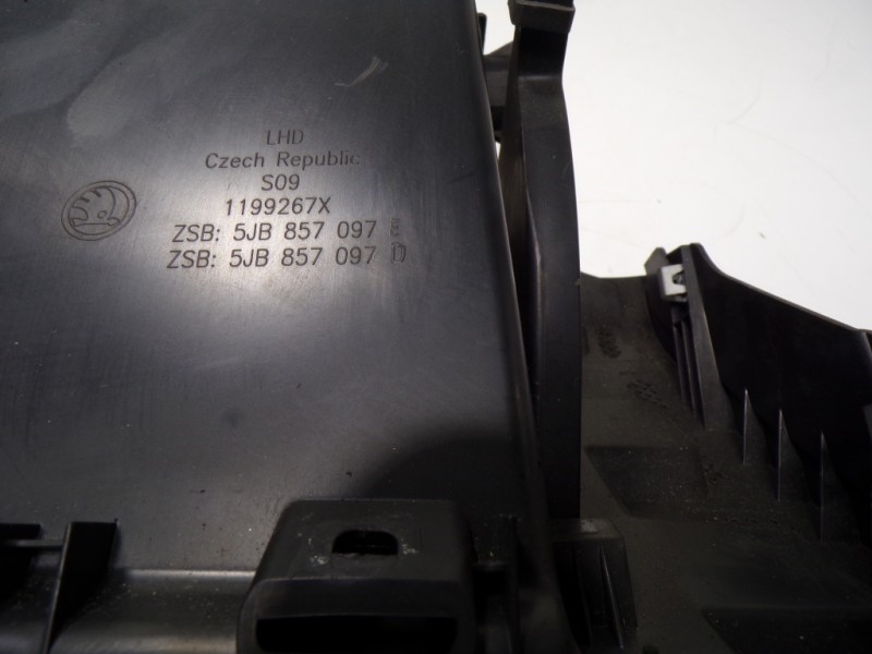 Recambio de guantera para skoda rapid 1.6 tdi dpf referencia OEM IAM 5JB857121 5JB857097E 