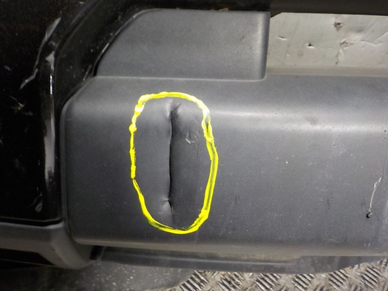 Recambio de paragolpes delantero para land rover discovery 4 tdv6 se referencia OEM IAM LR013895  