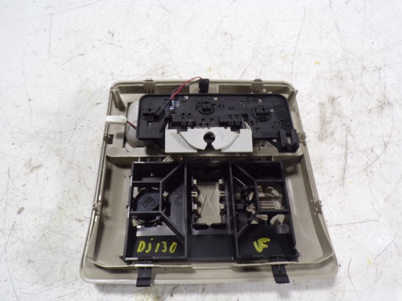 Recambio de piloto interior para land rover discovery 4 tdv6 se referencia OEM IAM XDE500810LUM  