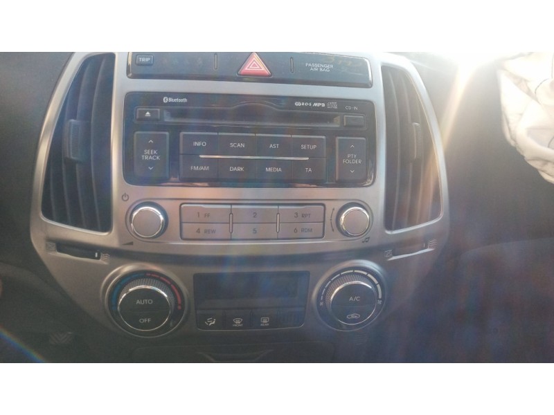 Recambio de sistema audio / radio cd para hyundai i20 1.4 cat referencia OEM IAM 961211J252BLH 961211J252 