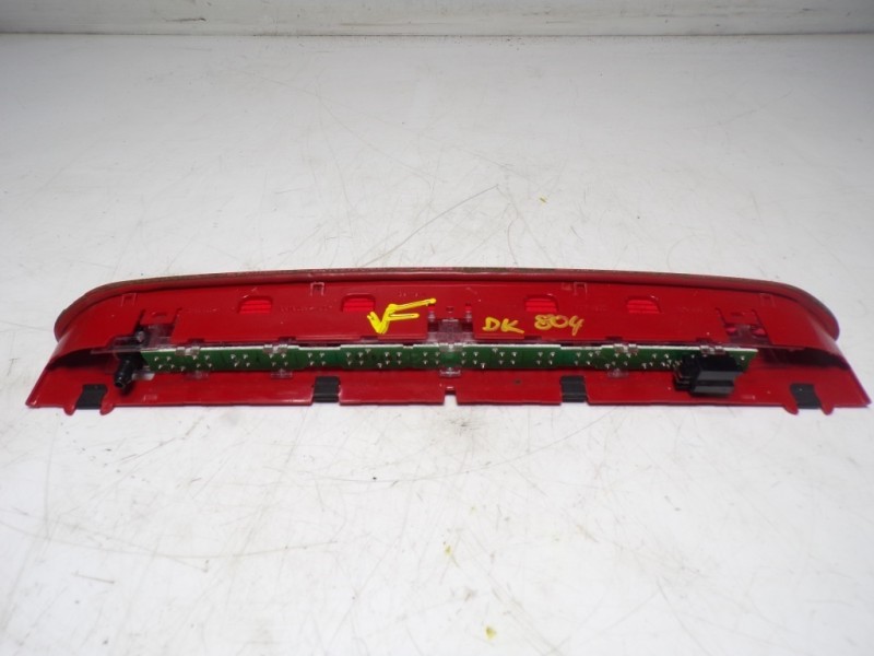 Recambio de piloto trasero central para volkswagen golf vii lim. 1.6 tdi dpf referencia OEM IAM 5K0945087D  