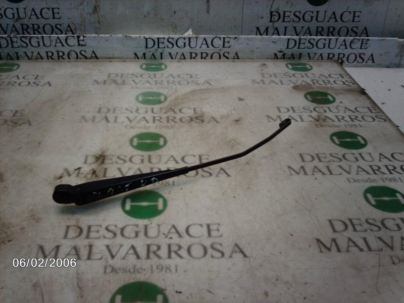 Recambio de brazo limpia delantero derecho para nissan trade 100 referencia OEM IAM   