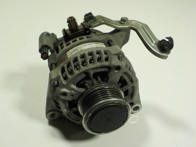 Recambio de alternador para toyota auris 1.4 turbodiesel cat referencia OEM IAM 270600N100 27060ON100 