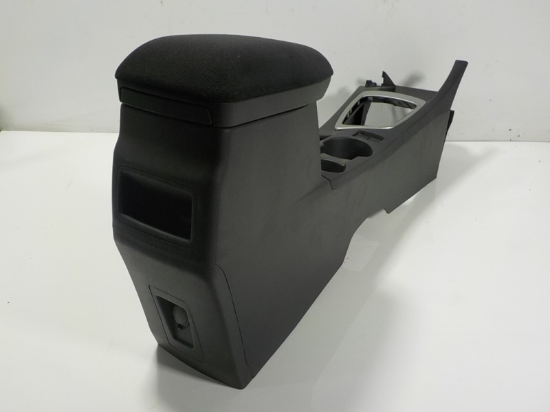 Recambio de apoyabrazos central para toyota auris 1.4 turbodiesel cat referencia OEM IAM 5891002450C0 5882102610 