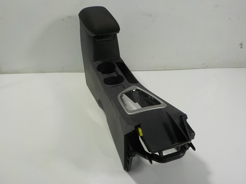 Recambio de apoyabrazos central para toyota auris 1.4 turbodiesel cat referencia OEM IAM 5891002450C0 5882102610 