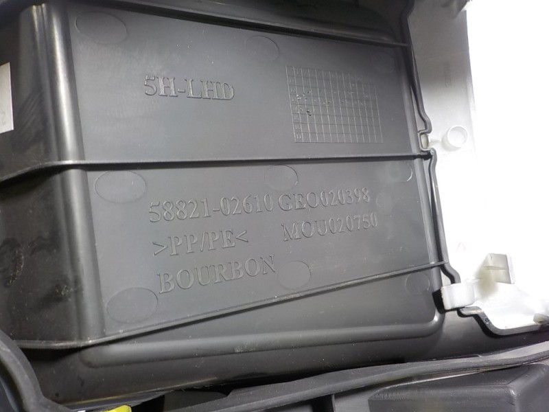 Recambio de apoyabrazos central para toyota auris 1.4 turbodiesel cat referencia OEM IAM 5891002450C0 5882102610 