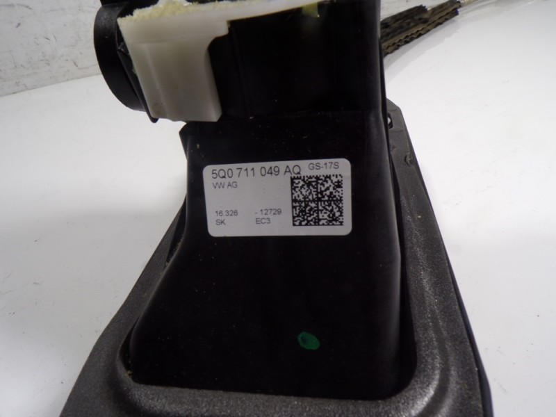 Recambio de palanca cambio para audi a3 sportback (8vf) s line edition referencia OEM IAM 5Q0711049AQ 5Q0711049AQ 