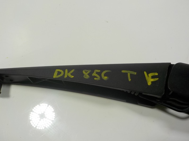 Recambio de brazo limpia trasero para toyota auris 1.4 turbodiesel cat referencia OEM IAM 8524102060  