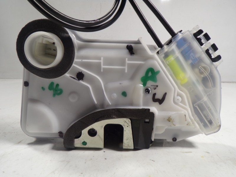 Recambio de cerradura puerta delantera izquierda para toyota corolla (e21) referencia OEM IAM 6904002491  