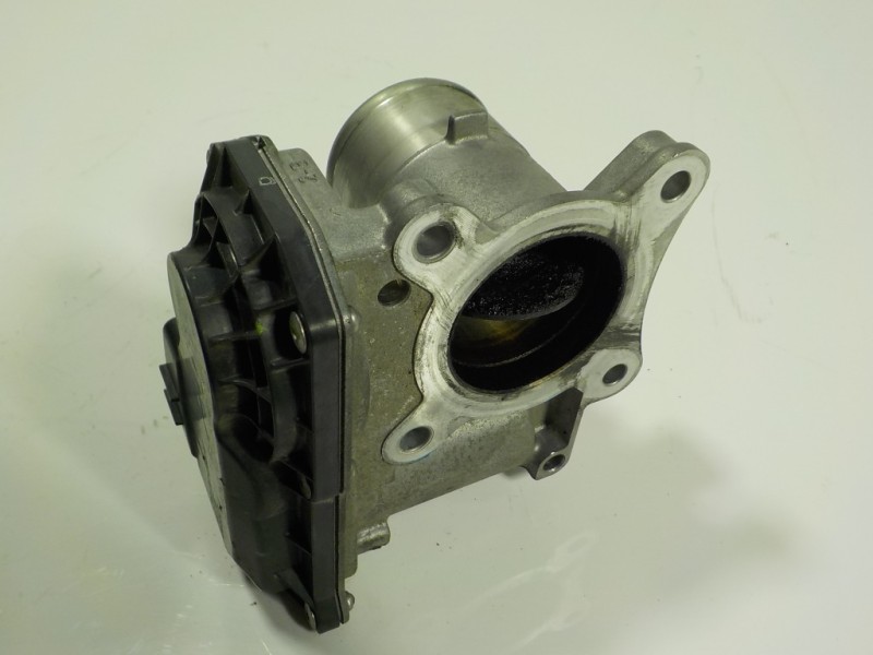 Recambio de caja mariposa para toyota auris 1.4 turbodiesel cat referencia OEM IAM 261000N030  