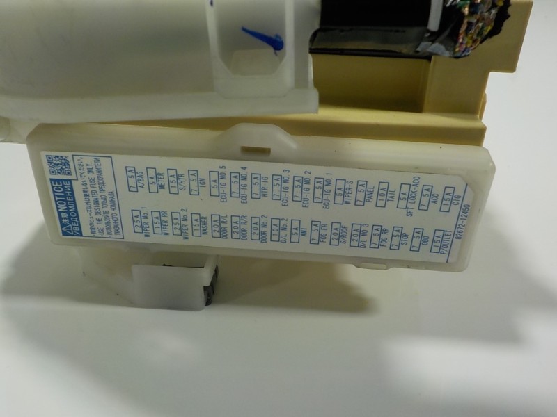 Recambio de caja reles / fusibles para toyota auris 1.4 turbodiesel cat referencia OEM IAM 8273012X70 8922102331 8922002021