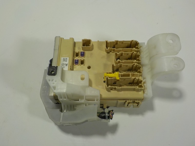 Recambio de caja reles / fusibles para toyota auris 1.4 turbodiesel cat referencia OEM IAM 8273012X70 8922102331 8922002021