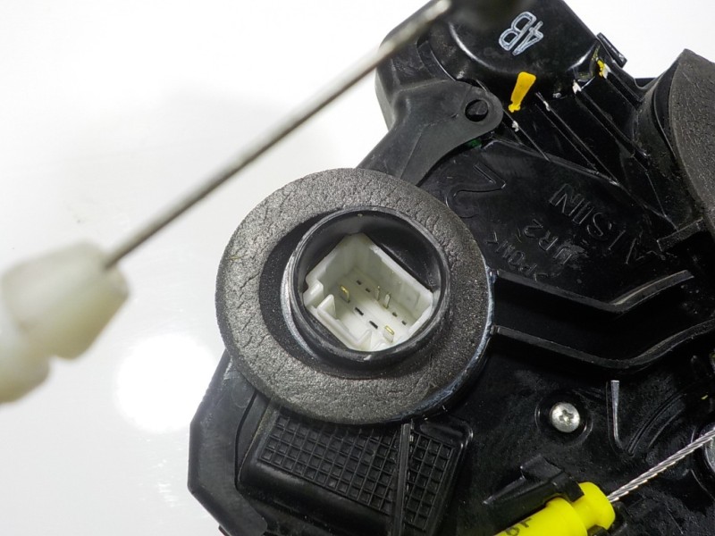 Recambio de cerradura puerta delantera derecha para toyota auris 1.4 turbodiesel cat referencia OEM IAM 6903005130  