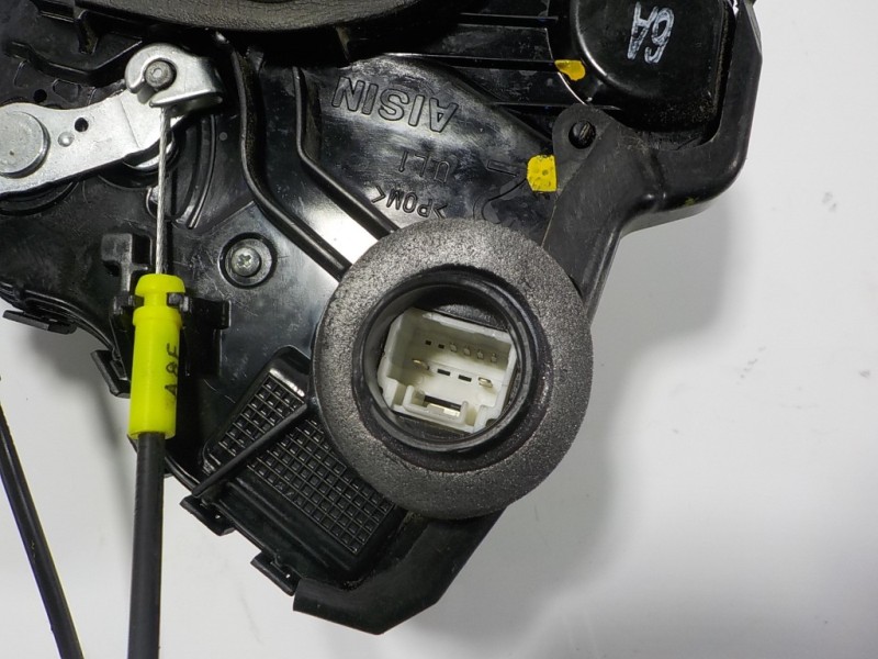 Recambio de cerradura puerta delantera izquierda para toyota auris 1.4 turbodiesel cat referencia OEM IAM 6904002210  