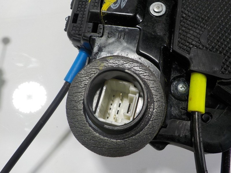 Recambio de cerradura puerta trasera izquierda para toyota auris 1.4 turbodiesel cat referencia OEM IAM 6906005050  