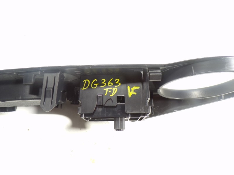 Recambio de mando elevalunas trasero derecho para toyota corolla (e21) referencia OEM IAM 8481002250 7427202780 