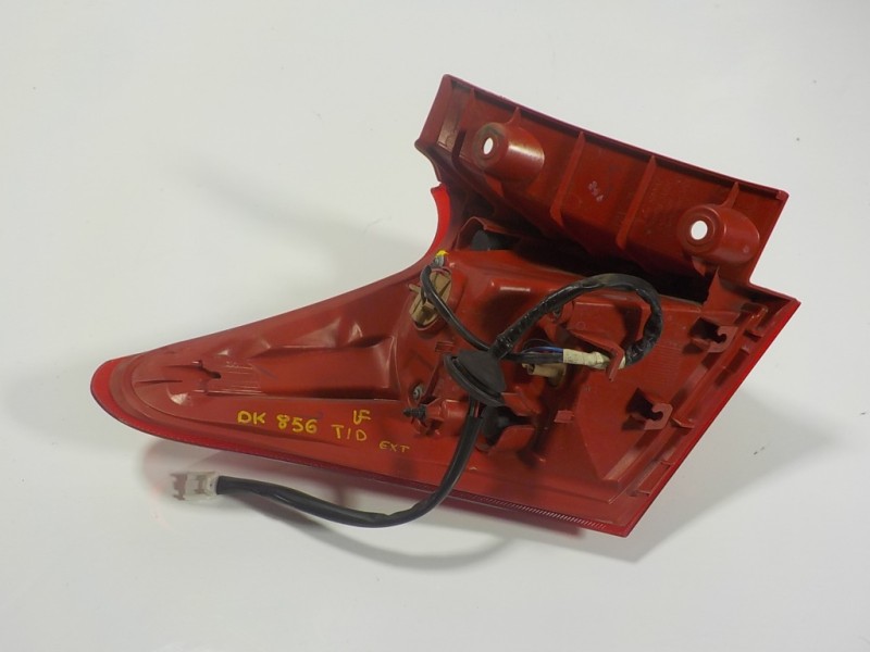 Recambio de piloto trasero derecho para toyota auris 1.4 turbodiesel cat referencia OEM IAM 8155102740  