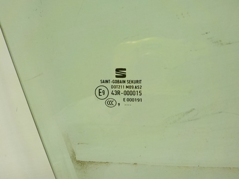 Recambio de cristal puerta trasero derecho para seat arona 1.6 tdi referencia OEM IAM 6F9845026  