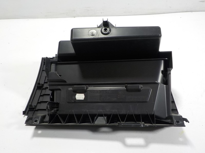 Recambio de guantera para seat arona 1.6 tdi referencia OEM IAM 6F1857095AB82V 6F1857103M 