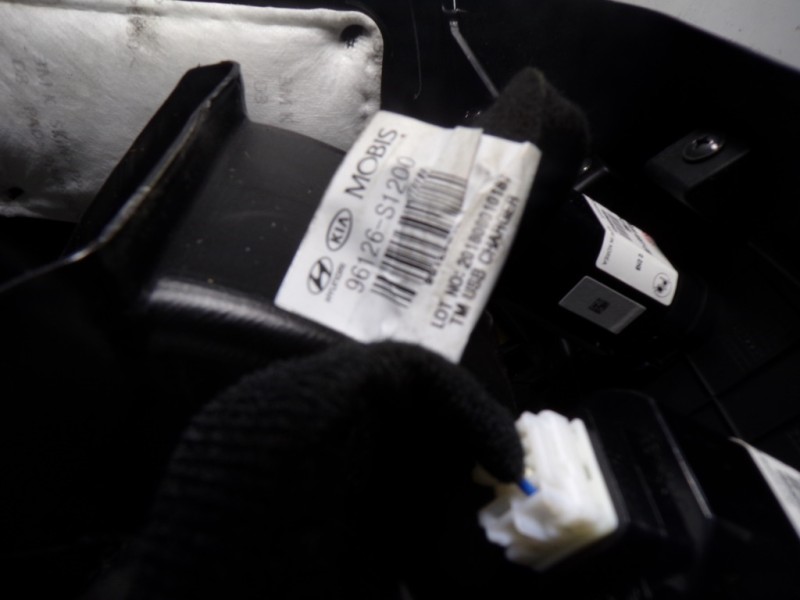 Recambio de apoyabrazos central para hyundai santa fe essence 2wd referencia OEM IAM 84660S1200NNB 96126S1200 