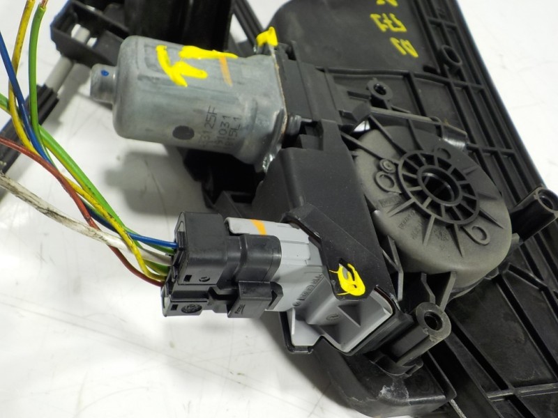 Recambio de elevalunas delantero izquierdo para opel corsa f 1.2 referencia OEM IAM  9829043680 