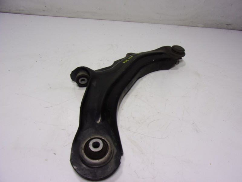 Recambio de brazo suspension superior delantero izquierdo para renault captur 0.9 tce referencia OEM IAM   