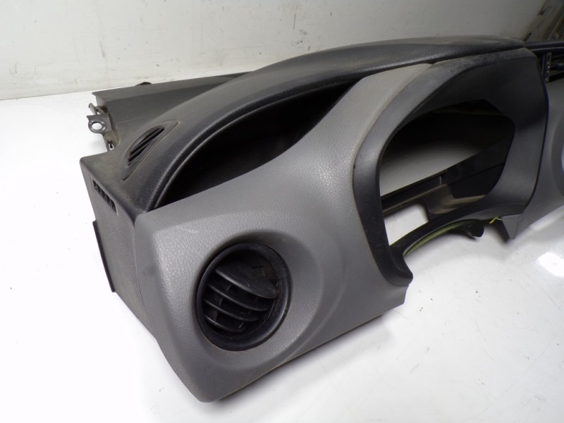 Recambio de salpicadero para toyota yaris 1.0 cat referencia OEM IAM 553020D180C1  739600D111