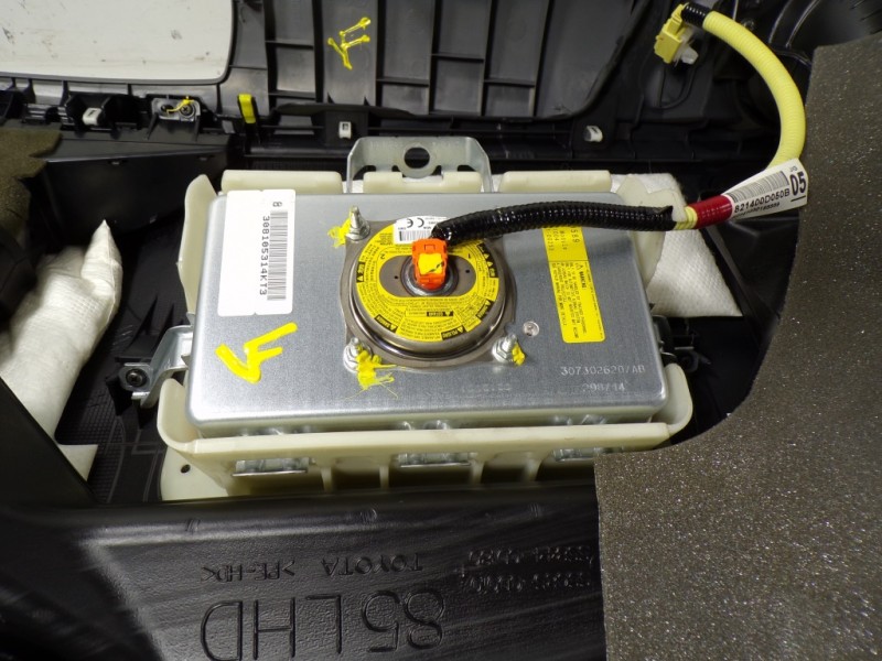 Recambio de salpicadero para toyota yaris 1.0 cat referencia OEM IAM 553020D180C1  739600D111