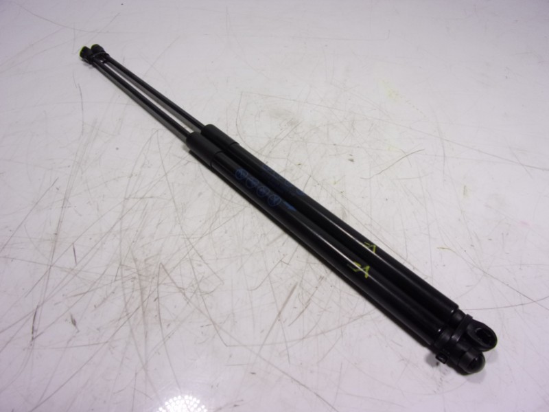 Recambio de amortiguadores maletero / porton para toyota corolla hybrid referencia OEM IAM 6895002191 5576300310N 6896002201