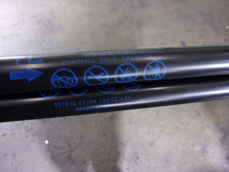 Recambio de amortiguadores maletero / porton para toyota corolla hybrid referencia OEM IAM 6895002191 5576300310N 6896002201