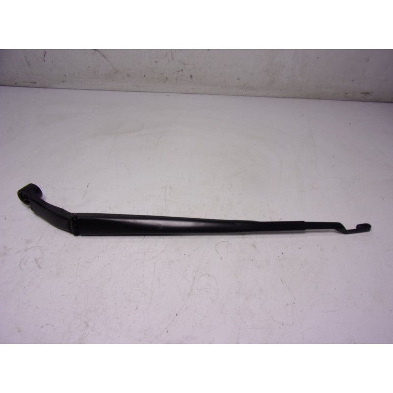 Recambio de brazo limpia delantero izquierdo para toyota corolla hybrid referencia OEM IAM 8522102411  