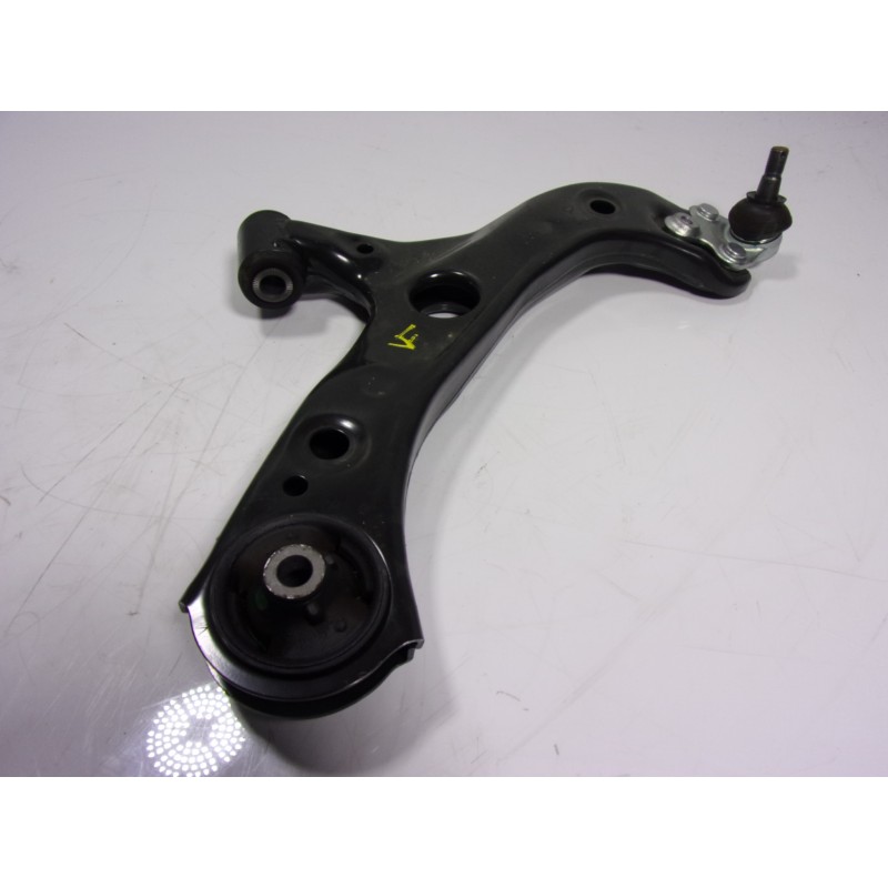 Recambio de brazo suspension inferior delantero derecho para toyota corolla hybrid referencia OEM IAM 4806802330  