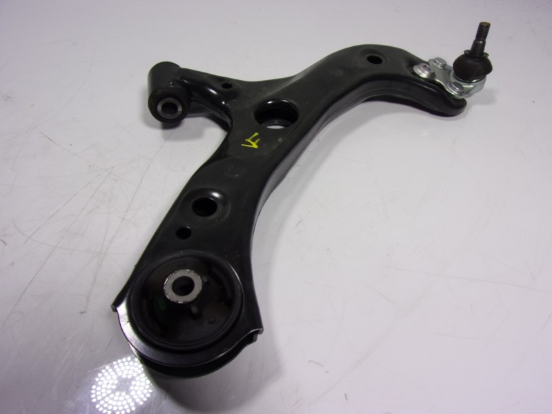 Recambio de brazo suspension inferior delantero derecho para toyota corolla hybrid referencia OEM IAM 4806802330  