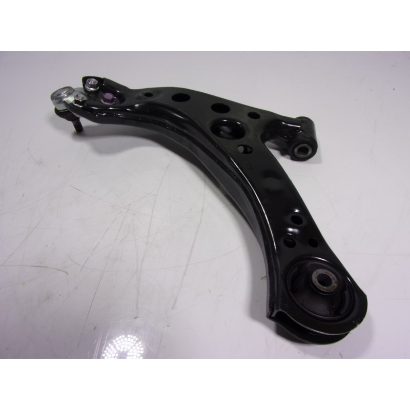 Recambio de brazo suspension inferior delantero derecho para toyota corolla hybrid referencia OEM IAM 4806802330  